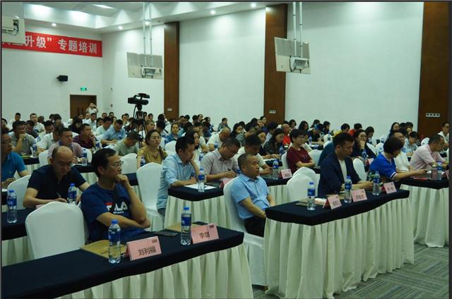 公司各级管理人员认真学习