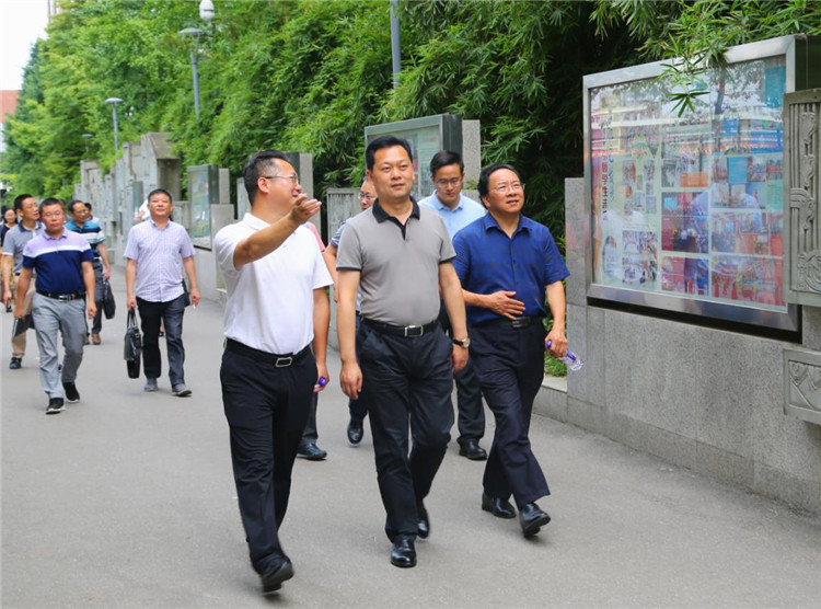 涪城区邓辉区长一行莅临华体hth登录入口集团视察调研3.jpg
