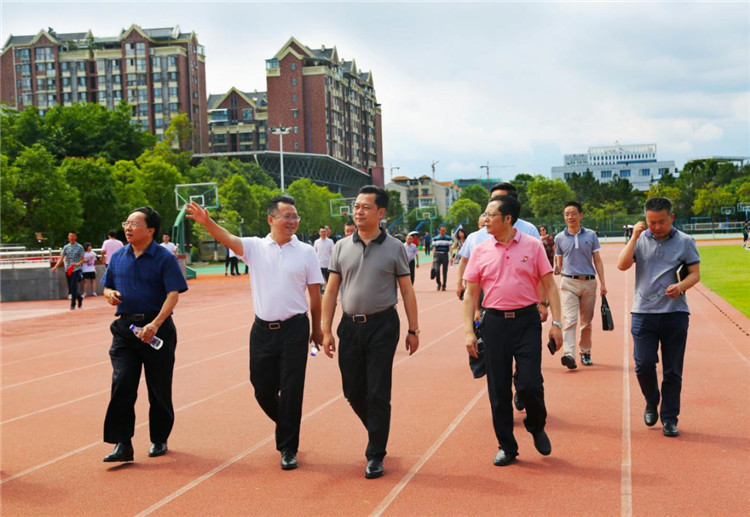 涪城区邓辉区长一行莅临华体hth登录入口集团视察调研4.jpg