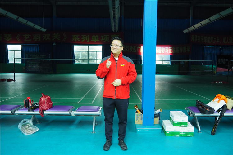 华体hth登录入口集团2019年员工羽毛球比赛总经理赵贤政为参赛选手加油鼓劲