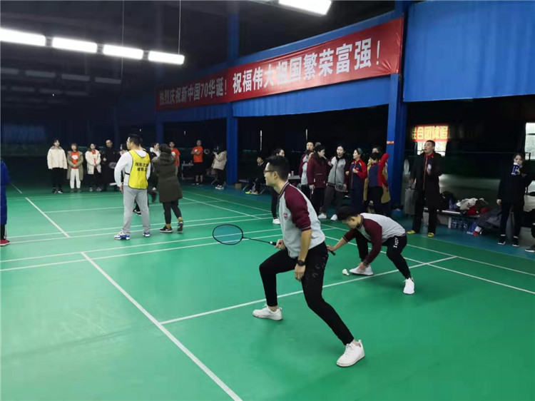 华体hth登录入口集团2019年员工羽毛球比赛队员们奋力拼搏
