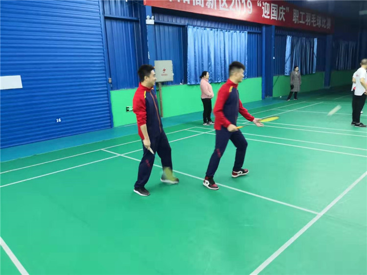 华体hth登录入口集团2019年员工羽毛球比赛队员们奋力拼搏