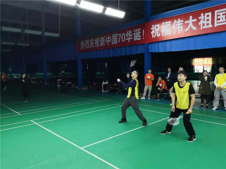 华体hth登录入口集团2019年员工羽毛球比赛队员们奋力拼搏