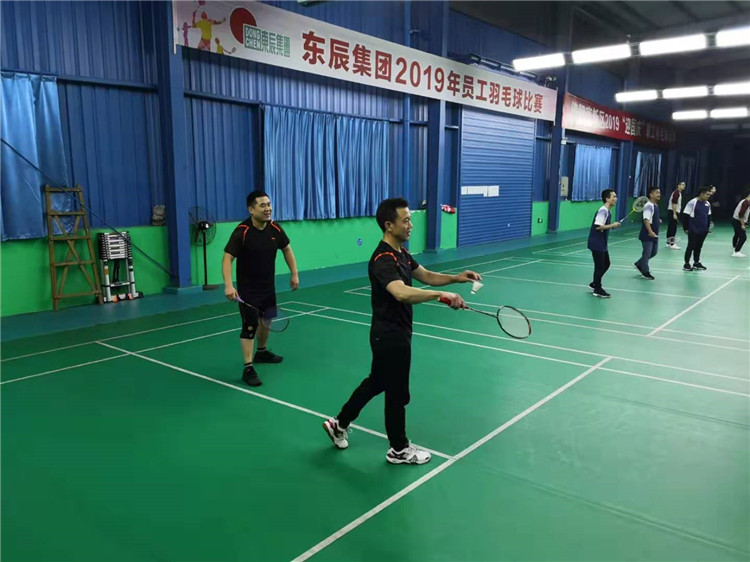 华体hth登录入口集团2019年员工羽毛球比赛队员们奋力拼搏