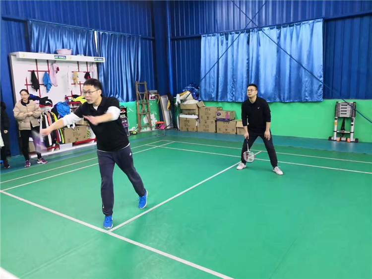华体hth登录入口集团2019年员工羽毛球比赛队员们奋力拼搏