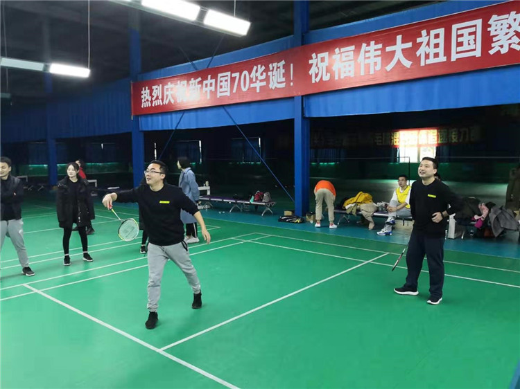 华体hth登录入口集团2019年员工羽毛球比赛队员们奋力拼搏