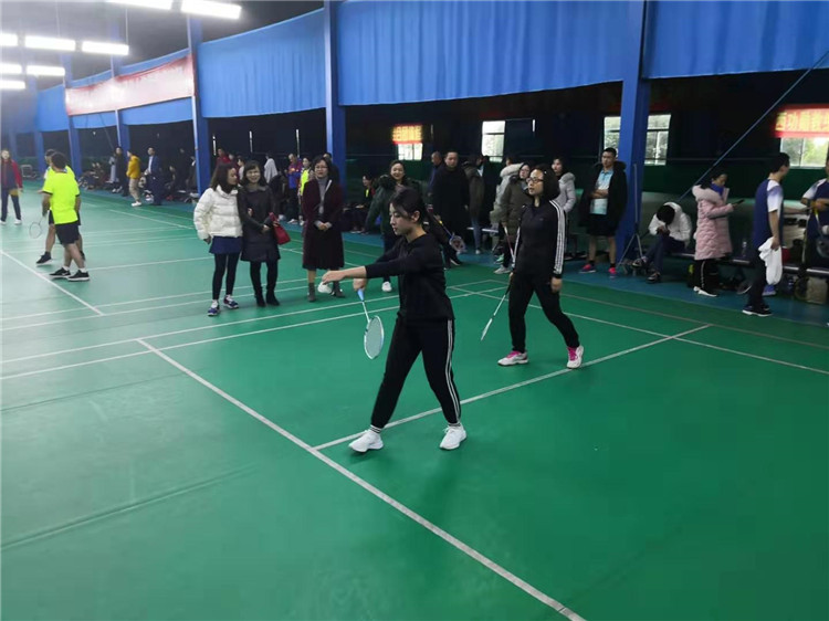 华体hth登录入口集团2019年员工羽毛球比赛队员们奋力拼搏