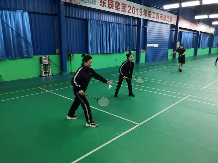 华体hth登录入口集团2019年员工羽毛球比赛队员们奋力拼搏
