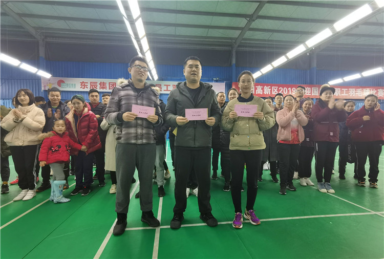 华体hth登录入口集团2019年员工羽毛球比赛参赛队伍代表留念