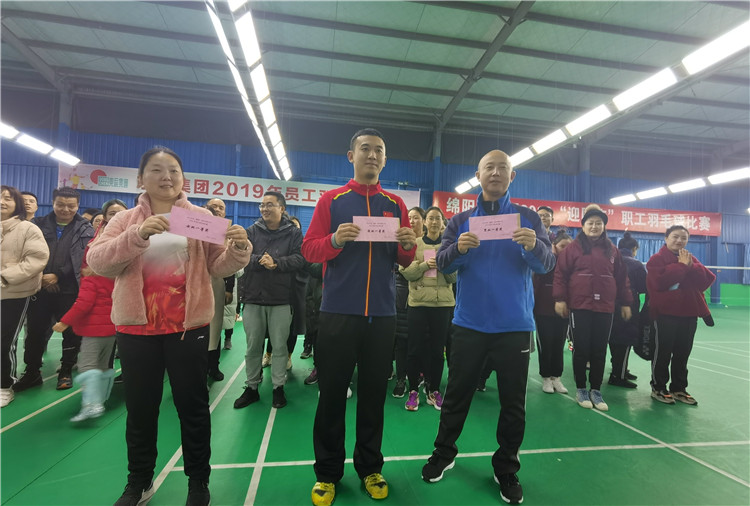 华体hth登录入口集团2019年员工羽毛球比赛参赛队伍代表留念