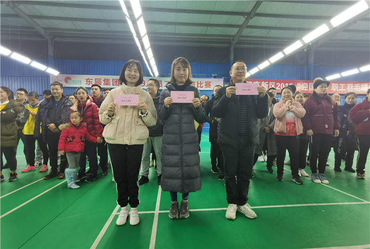 华体hth登录入口集团2019年员工羽毛球比赛参赛队伍代表留念