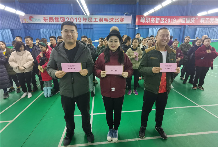 华体hth登录入口集团2019年员工羽毛球比赛参赛队伍代表留念