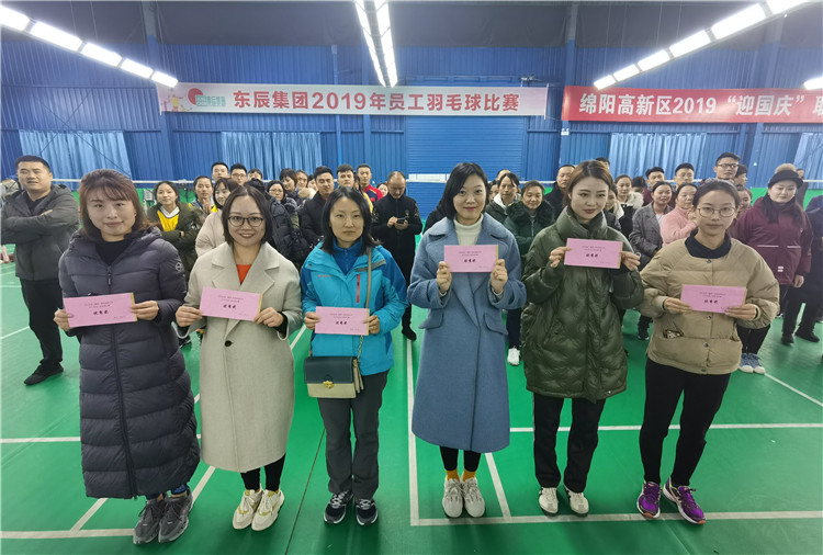 华体hth登录入口集团2019年员工羽毛球比赛参赛队伍代表留念