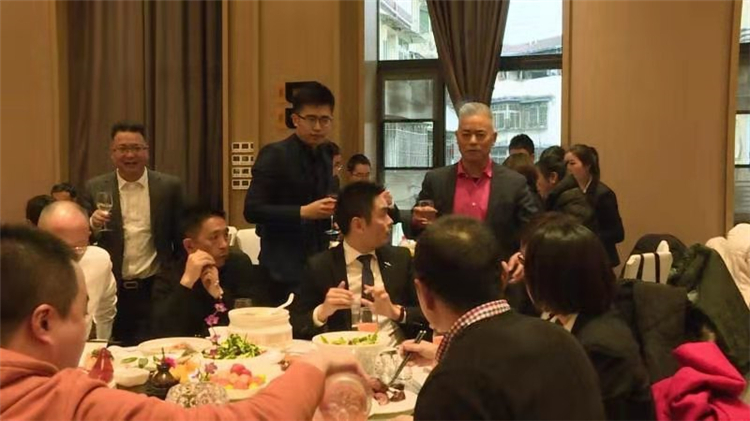 邬永平董事长为辛勤的华体hth登录入口人送祝福