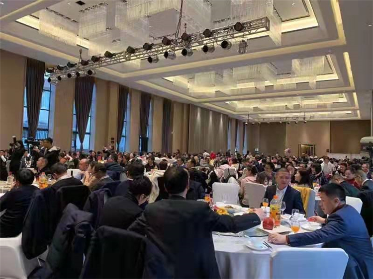 邬永平董事长为辛勤的华体hth登录入口人送祝福