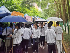 以最高规格为学生过节，以素质教育作学校底色
