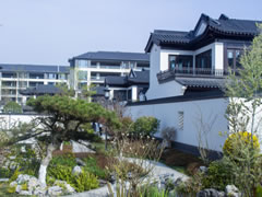 立秋已至 暑气还浓 于山海纳凉摇扇
