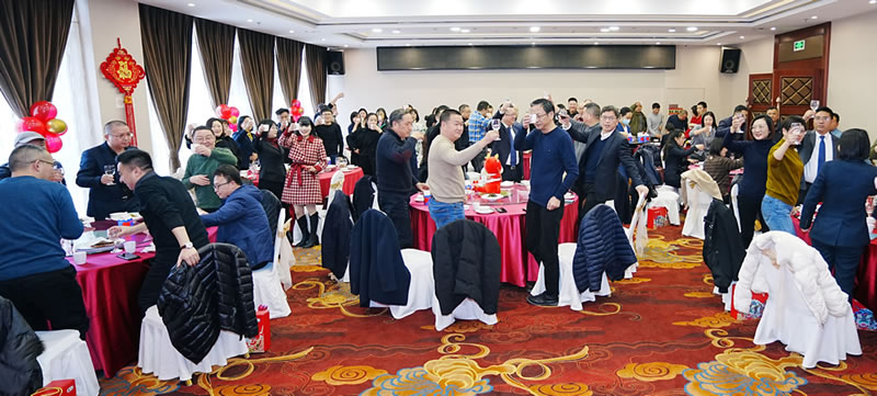 举杯欢庆 共迎新春.jpg 举杯欢庆 共迎新春.jpg